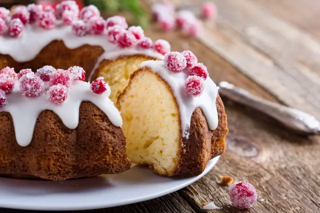 Quelques ingrédients suffisent et un gâteau ordinaire est un dessert de Noël parfait