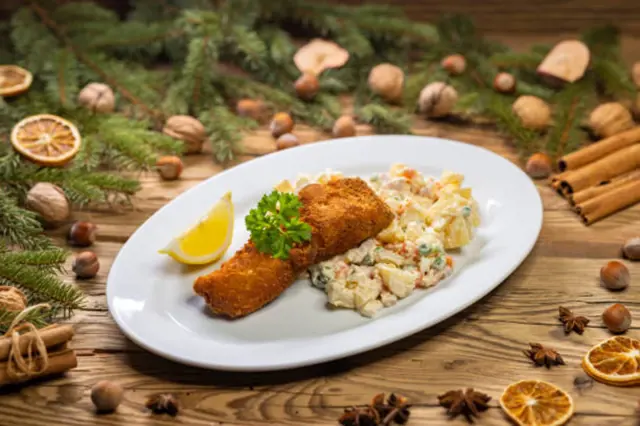 La carpe frite avec une salade de pommes de terre est un symbole du Noël tchèque