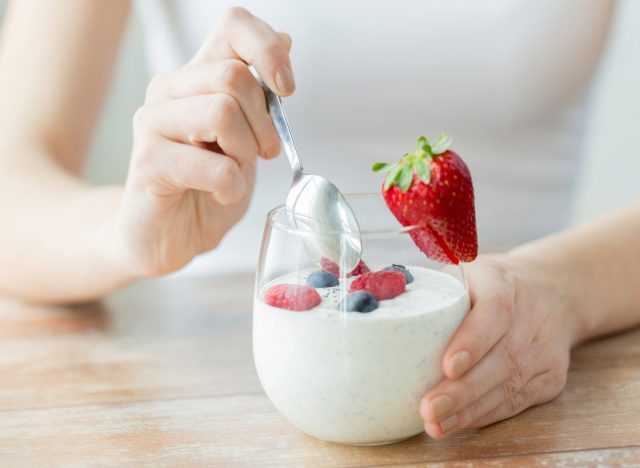 femme mangeant du yaourt, le concept de manger du yaourt peut vous aider à perdre du poids