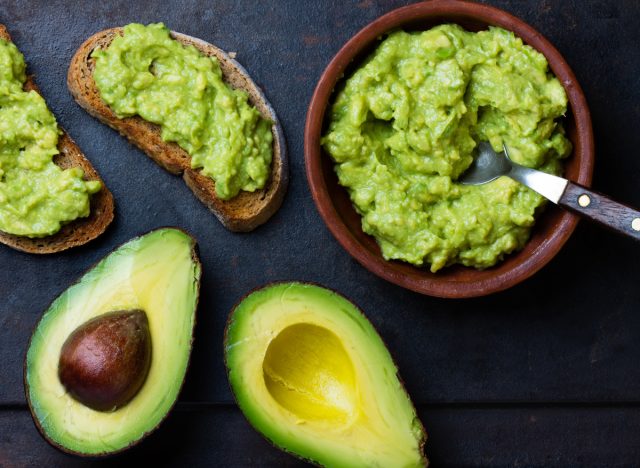 avocats, guacamole, pain grillé