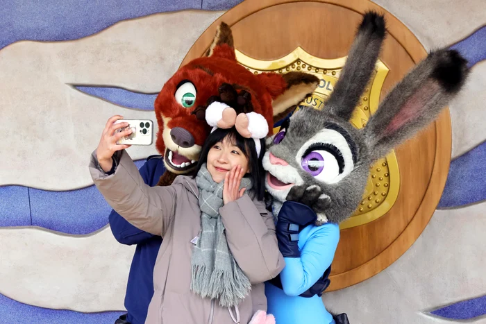 Les visiteurs ont pris des photos avec le renard Nick Wilde et la lapine Judy Hopps (Photo : Profimedia)