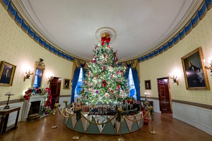 Un sapin géant est à l'intérieur