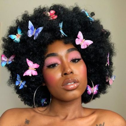 fille avec des pinces à cheveux papillon