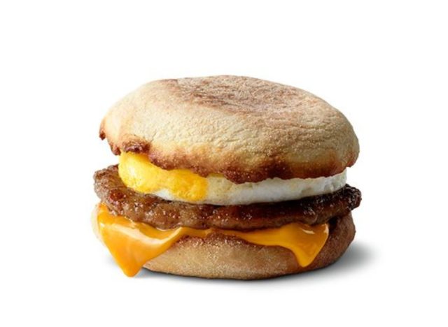 Mcmuffin aux œufs et à la saucisse