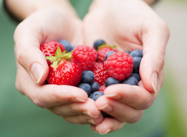 main baies fraises myrtilles framboises