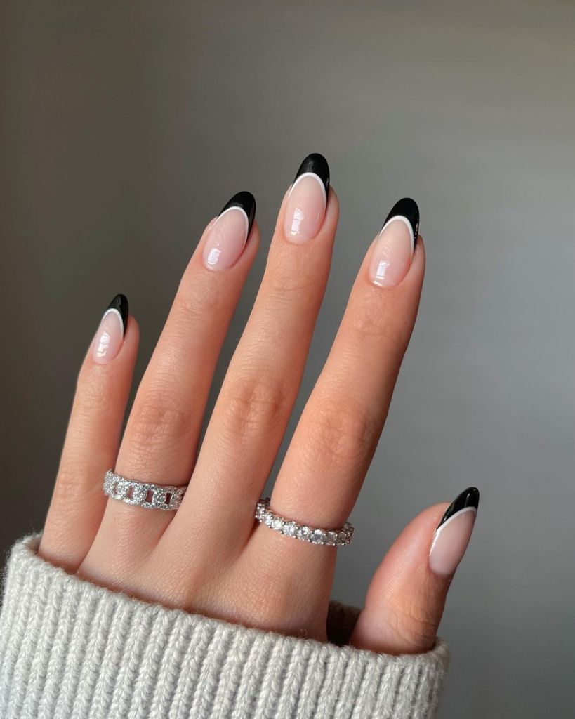 Ongles French Tip noirs avec contour blanc