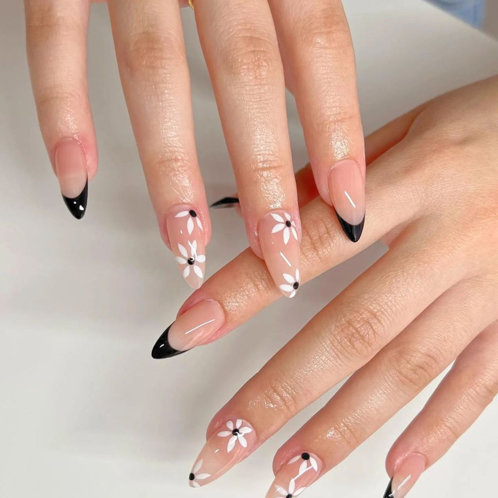 ongles français noirs avec nail art fleur