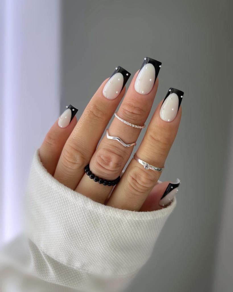 French tips noirs sur base blanche avec perles