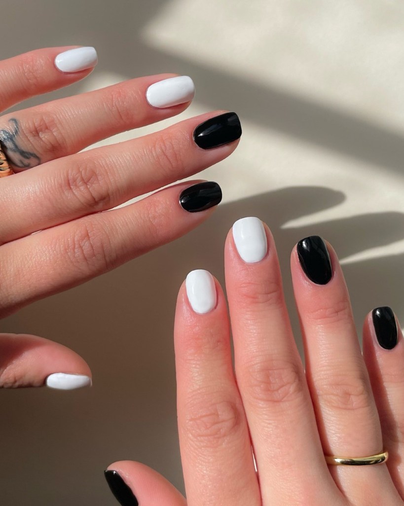 Conception d’ongles simple en noir et blanc