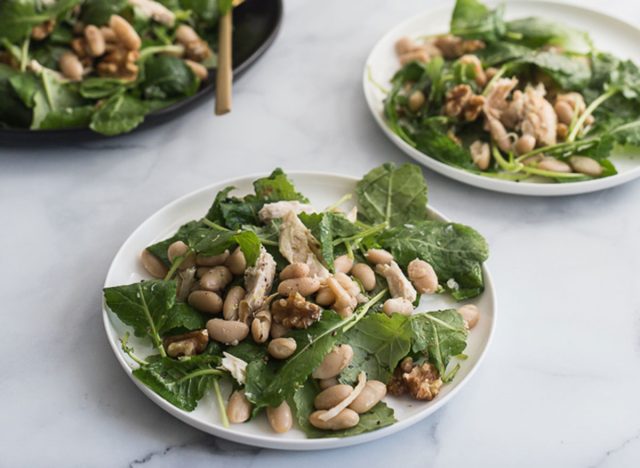 Salade de poulet au chou frisé et haricots blancs