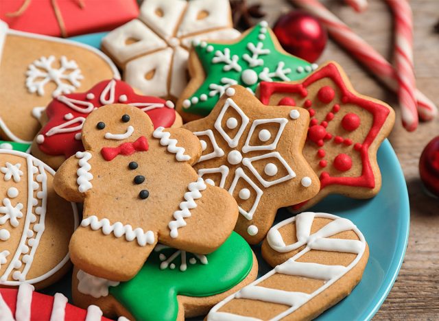 plateau de biscuits de Noël en pain d'épice