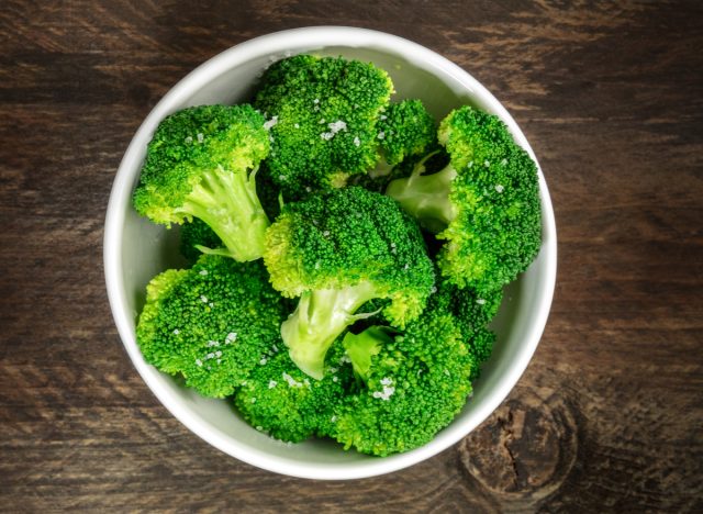 brocoli cuit avec du sel de mer dans un bol