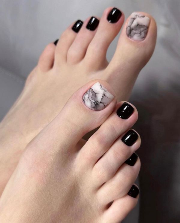 Ongles noirs avec gros orteil en marbre blanc et noir