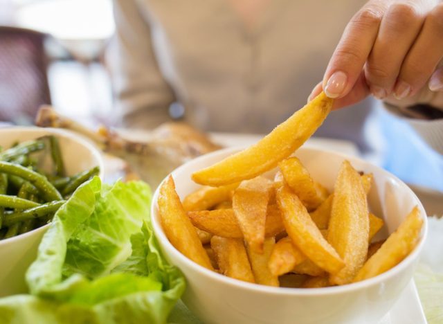 manger des frites fraîches