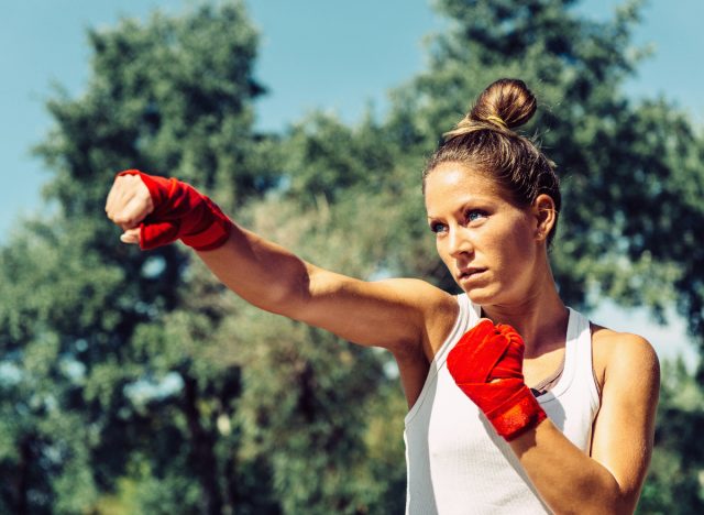 femme de fitness faisant un coup de boxe pour un défi de perte de poids d'un mois