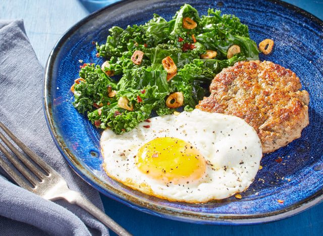 Œufs frisés Keto avec saucisse de fenouil sur une assiette bleue