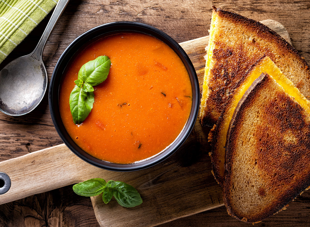 soupe aux tomates et au fromage grillé