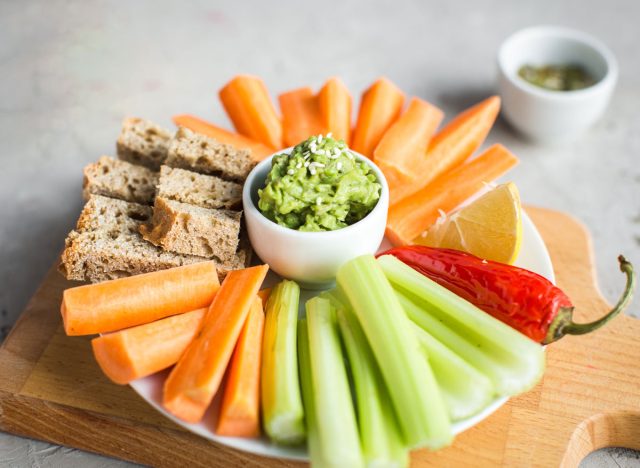 guacamole carottes céleri poivrons pain des légumes