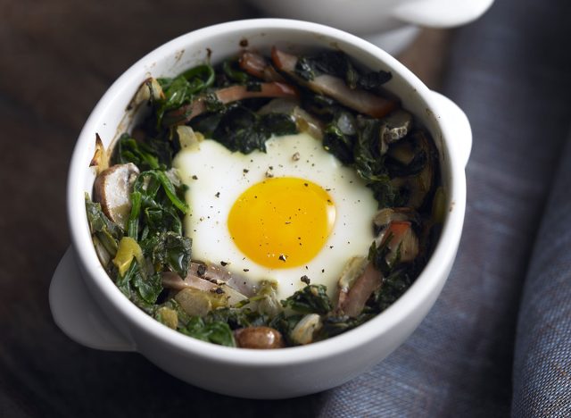 Oeufs au four aux champignons et épinards