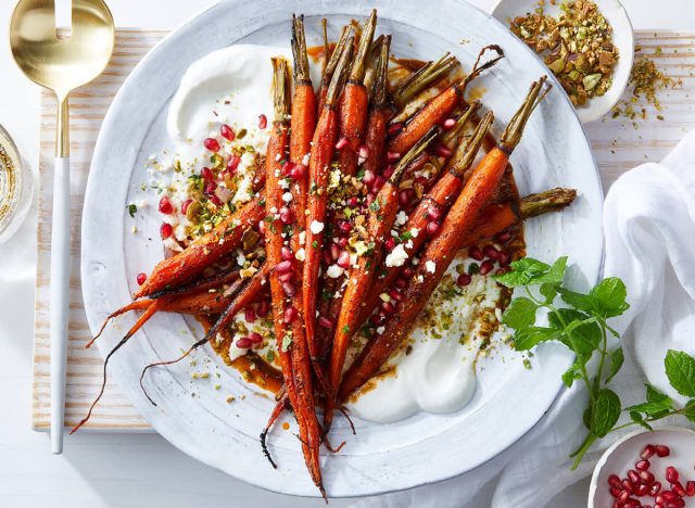 Carottes caramélisées à l'harissa et à l'érable, yogourt citronné et feta