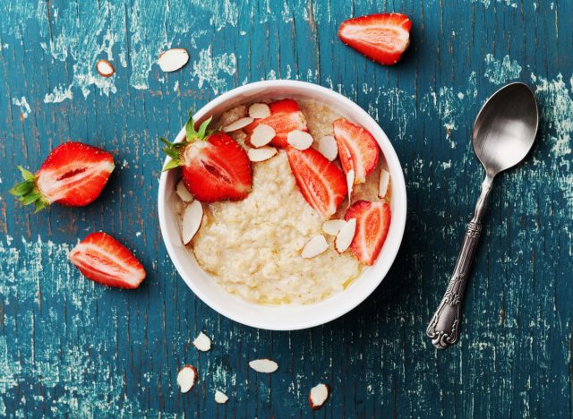 flocons d'avoine aux fraises, concept de flocons d'avoine peut vous aider à perdre du poids