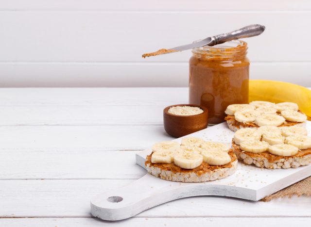 gâteaux de riz à la banane et au beurre de cacahuète