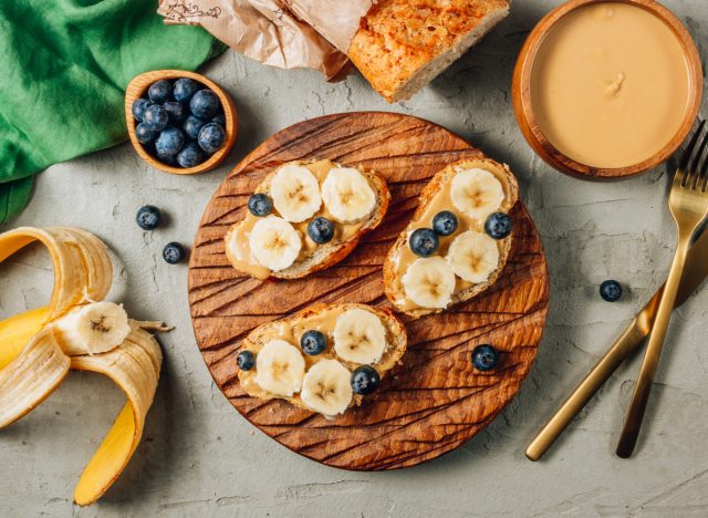 toast au beurre de cacahuète avec myrtilles et bananes