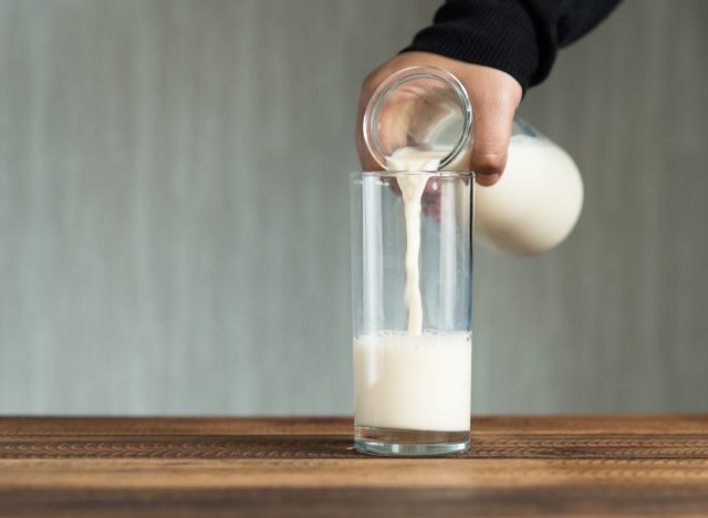 verser du lait dans un verre