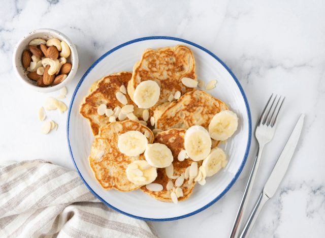 crêpes protéinées à la banane, concept de petits déjeuners hypocaloriques pour perdre du poids