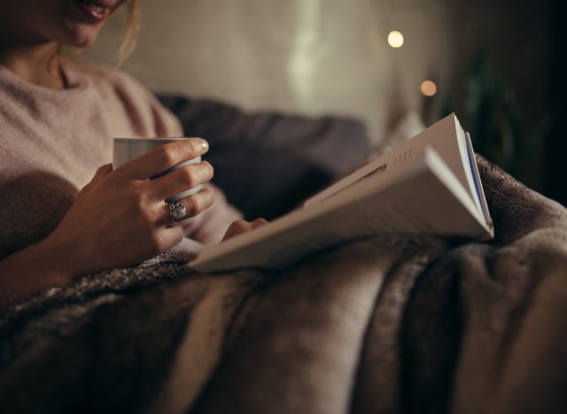 boire du thé et lire un livre le soir avant de se coucher