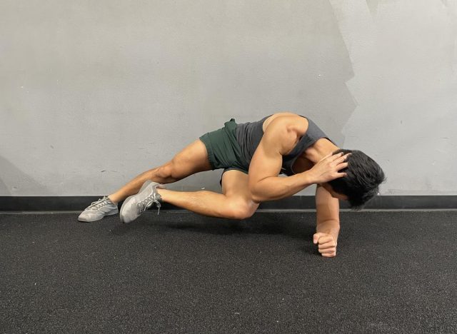 Crunch de planche latérale pour affiner une taille épaisse