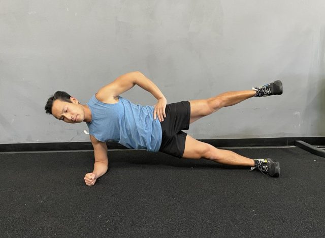 planche latérale avec élévation des jambes, entraînement pour brûler la graisse du ventre