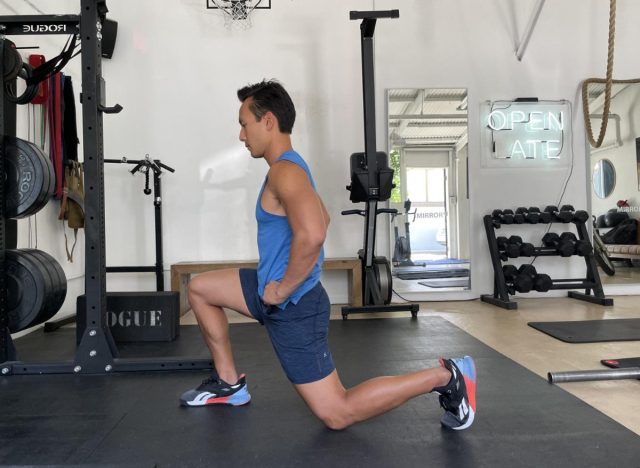 entraîneur effectuant un split squat avec pouls