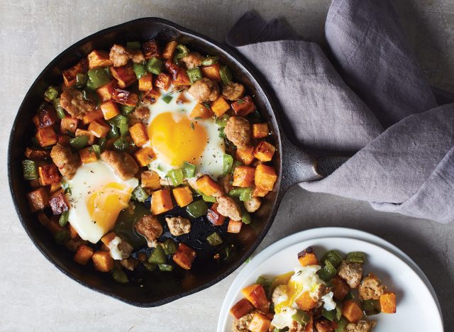 Hachis de petit-déjeuner à la dinde et aux patates douces dans une poêle en fonte