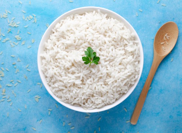 riz blanc dans un bol avec une cuillère en bois