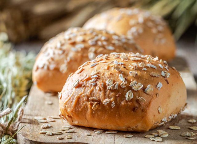 Petit pain de grains entiers garni d'avoine