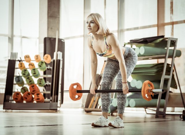 femme faisant des exercices de soulevé de terre avec haltères