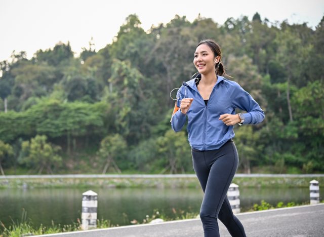 femme courant à l'extérieur, concept des meilleures façons de brûler 500 calories