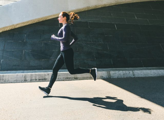 femme sprintant à l'extérieur, concept des meilleurs exercices pour perdre du poids