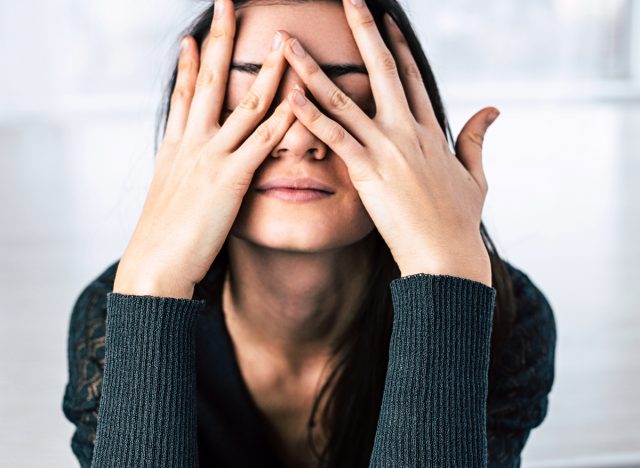 femme couvrant ses yeux se sentant stressée, concept de moyens de soulager le stress en moins de cinq minutes