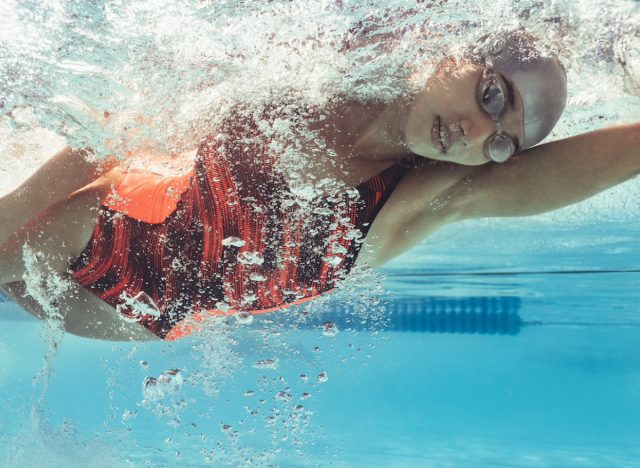 femme nageant pour perdre du poids, concept d'entraînement de faible intensité pour que les femmes perdent du poids