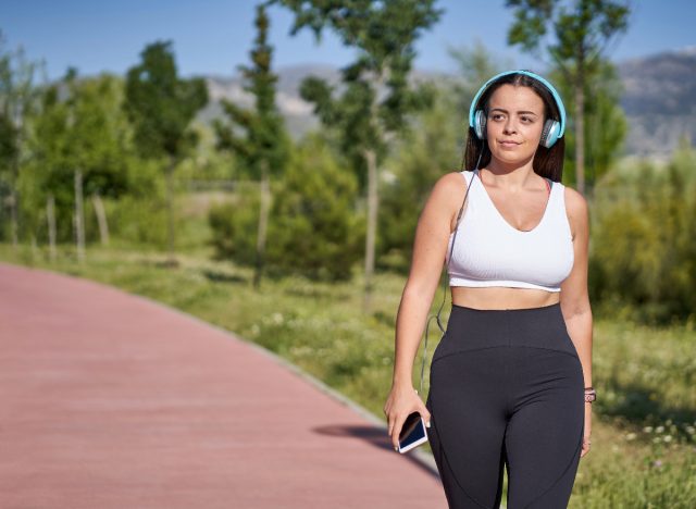 femme qui marche