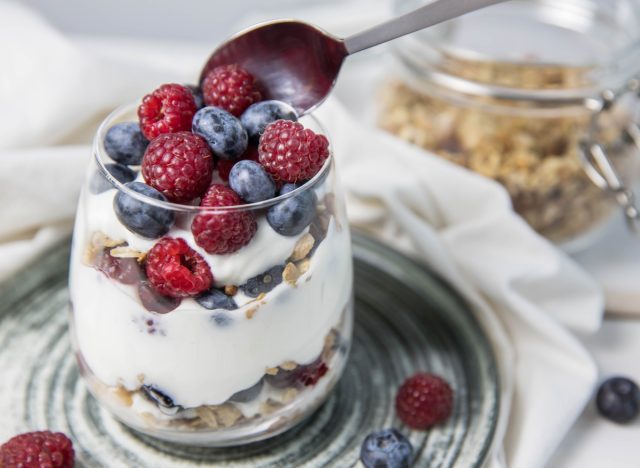 parfait au yaourt avec des baies et du granola