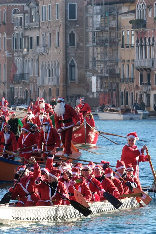 Des femmes déguisées en Père Noël lors de la régate annuelle à Venise, le 17 décembre 2023