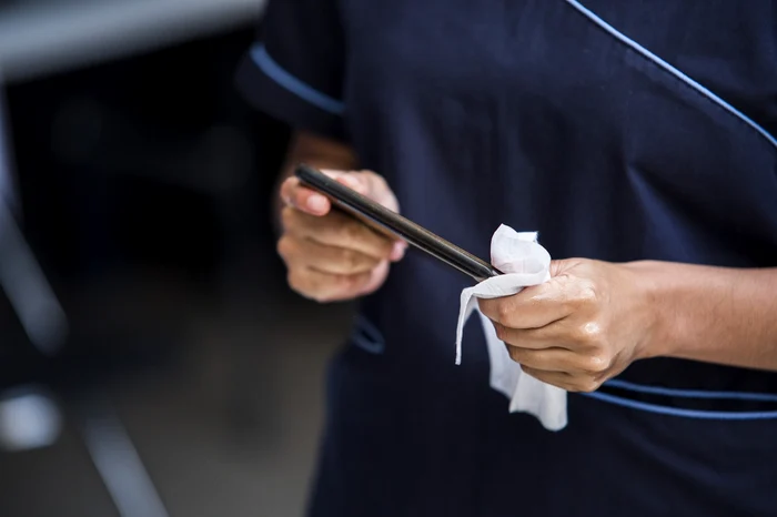 Il est très important d'inspecter les ports et l'état du téléphone