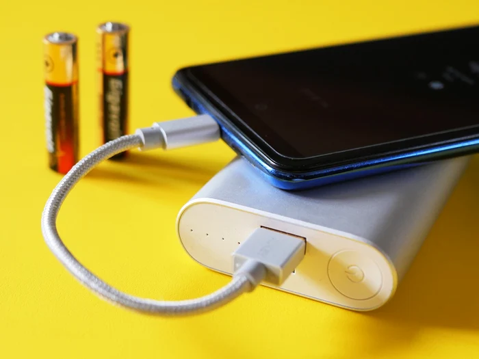 La recharge du téléphone portable peut se faire via la prise, mais aussi à l'aide d'une batterie 