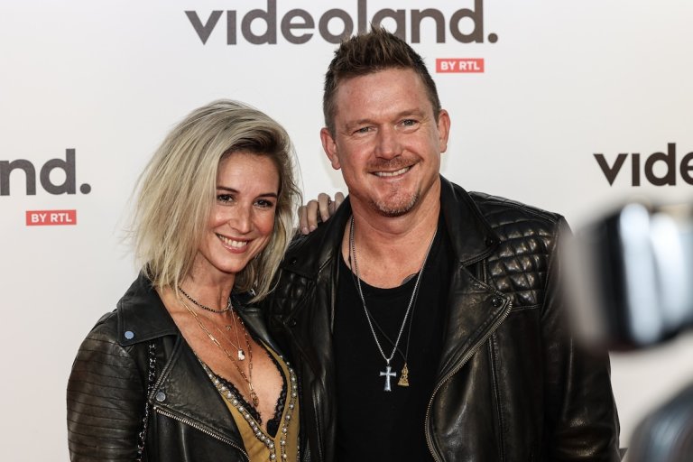 Anouk van Schie et Johnny de Mol en septembre 2023.